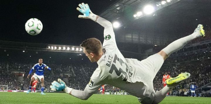 El arquero alemán del Mainz, Daniel Batz, se lanza para detener un penal del delantero holandés del Estrasburgo, Emanuel Emegha, durante el partido de vuelta de los cuartos de final de la UEFA Europa Conference League entre el RC Strasbourg Alsace y el Mainz 05 en el Stade de La Meinau en Estrasburgo, al este de Francia.