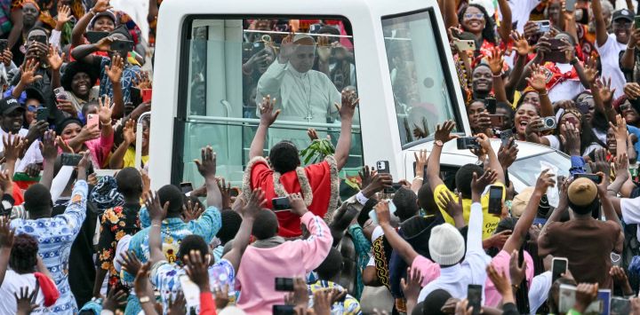 El papa León XIV saluda desde el papamóvil a la multitud congregada a su llegada para oficiar la Santa Misa en el aeropuerto de Bamenda, en Bamenda, en el cuarto día de su viaje apostólico de 11 días a África.