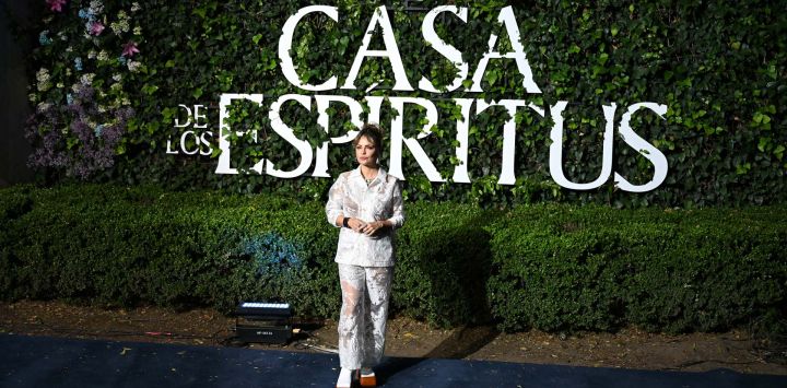 La actriz argentina Dolores Fonzi asiste a la alfombra roja de 'La Casa de los Espíritus' en la Ciudad de México.