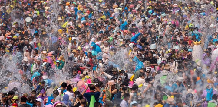 Personas celebran el festival de salpicaduras de agua en una plaza, en Jinghong, en la prefectura autónoma de la etnia dai de Xishuangbanna, en la provincia de Yunnan, en el suroeste de China. El festival de salpicaduras de agua es considerado uno de los más importantes de los grupos étnicos del suroeste de China. Durante el festival, el agua se considera un símbolo de buen augurio y las personas se salpican unos a otros, deseándose así felicidad y buena fortuna.