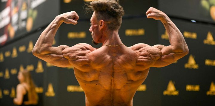 Un fisicoculturista participa en la feria FIBO de salud, fitness y bienestar en Colonia, Alemania Occidental.