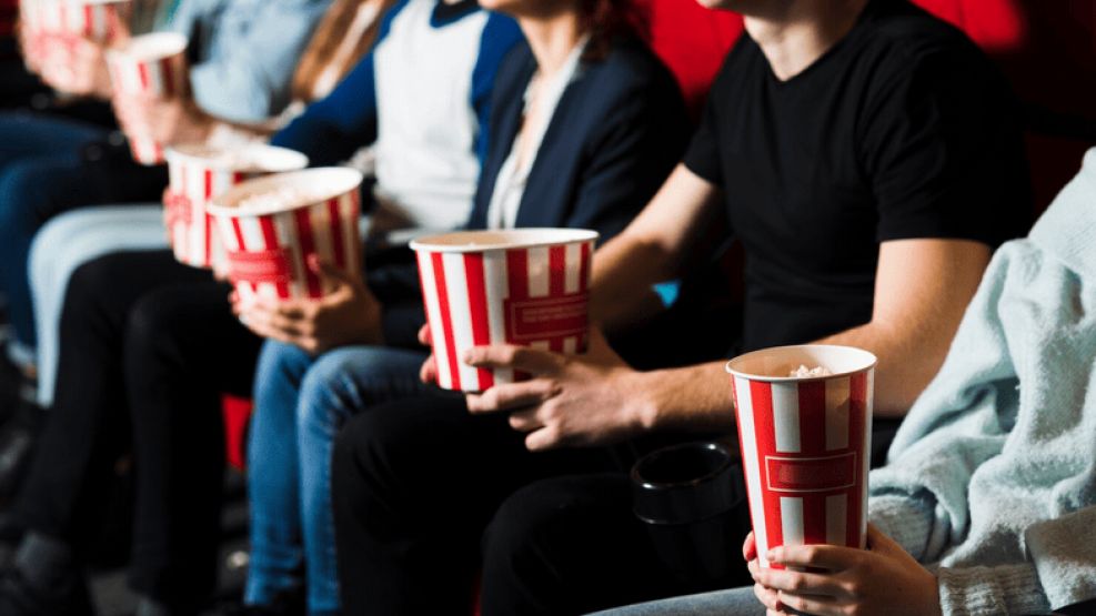 Grupo de amigos en el cine