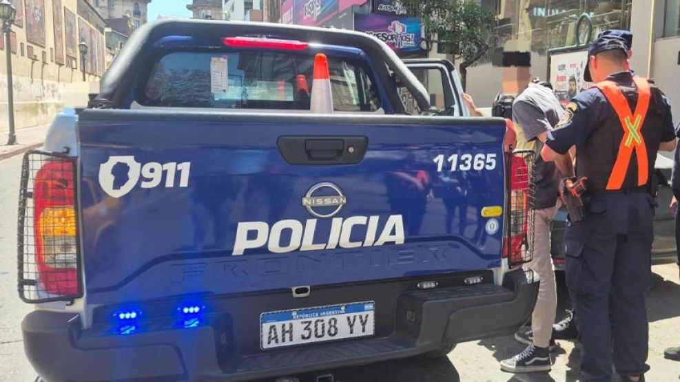 Policia deteniendo a un menor