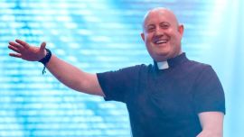 En “QR!”, Washington Uranga reveló por qué el cura DJ reunió a 120 mil personas en Plaza de Mayo: “El centro era Francisco”