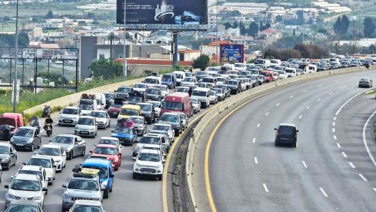 Miles de libaneses regresan a sus hogares devastados por la guerra