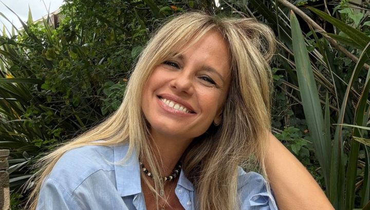 Mariana Fabbiani deslumbró con el trench infalible del otoño: neutro, elegante y versátil