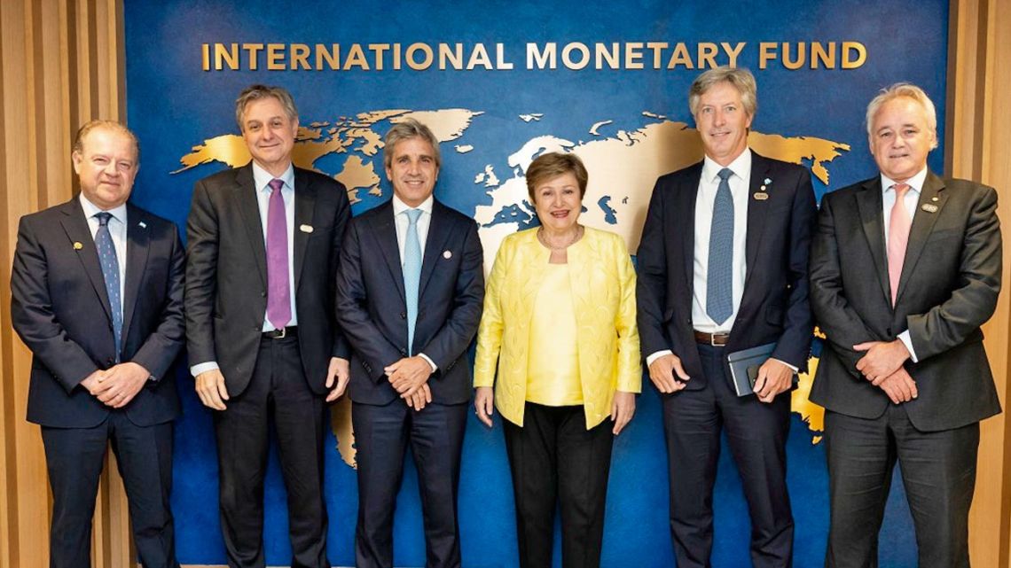 Luis Caputo asegura USD 2.550 millones, pero urge emitir deuda