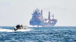 19_04_2026_estrecho_ormuz_lancha_iran_buque_mercante_cedoc_g