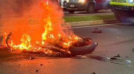 Un motociclista murió tras protagonizar un violento choque en Camino Centenario 19042026