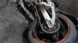 Un motociclista murió tras protagonizar un violento choque en Camino Centenario 19042026