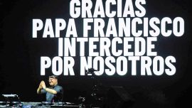 Una enorme multitud de fieles y seguidores vibró en Plaza de Mayo con el histórico set del Cura DJ