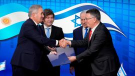 Milei firmó tres memorandos de entendimiento con Israel y sostuvo que la guerra contra Irán es "lo correcto"