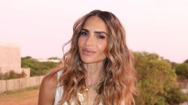 María Vázquez apostó al jean wide leg intervenido y marcó tendencia con un look monocromático