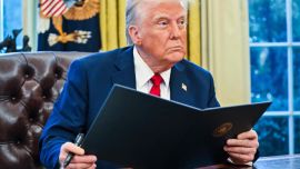 Jaqueado por la guerra y el petróleo, a Trump "solo le falta hincarse a rezar": leerá la Biblia desde el Salón Oval