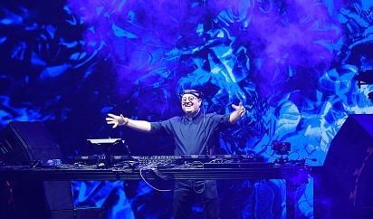 El "Cura DJ" reunió a una multitud en Plaza de Mayo.