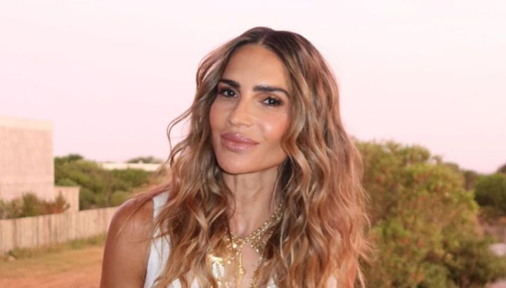 María Vázquez apostó al jean wide leg intervenido y marcó tendencia con un look monocromático