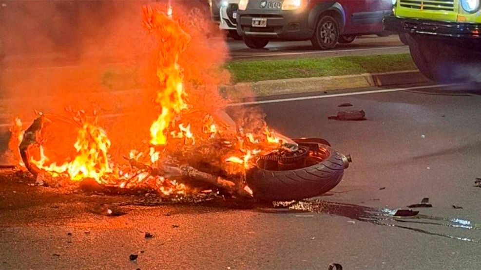 Un motociclista murió tras protagonizar un violento choque en Camino Centenario 19042026