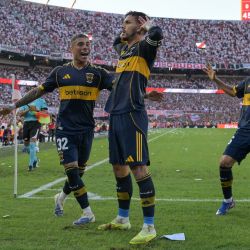 El centrocampista de Boca Juniors, Leandro Paredes, celebra el gol del partido del Torneo Apertura 2026 de la Liga Argentina de Fútbol Profesional entre River Plate y Boca Juniors, disputado en el estadio MAS Monumental de Buenos Aires. | Foto:JUAN MABROMATA / AFP