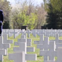 El presidente francés Emmanuel Macron se encuentra en el cementerio militar francés de Gdansk al inicio de su visita de un día a Polonia. | Foto:Ludovic Marin / AFP