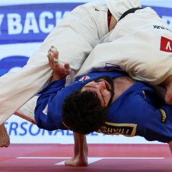 El ruso Timur Arbuzov (de blanco) y el georgiano Tato Grigalashvili compiten por la medalla de oro en la categoría masculina de menos de 81 kg en el Campeonato Europeo Senior de Judo 2026 en Tiflis. | Foto:Giorgi ARJEVANIDZE / AFP