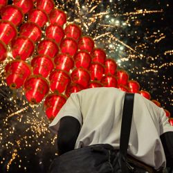 Fuegos artificiales iluminan las linternas rojas colgantes durante la peregrinación anual de Dajia Mazu en Taichung, Taiwán. | Foto:cheng-chia huang / AFP
