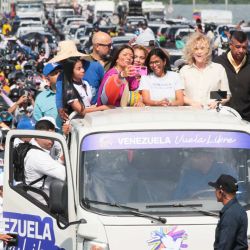 Imagen proveída por la Presidencia de Venezuela de la presidenta encargada venezolana, Delcy Rodríguez, encabezando el inicio de la "Gran Peregrinación Nacional" en el Puente General Rafael Urdaneta, en el estado Zulia, Venezuela. Organizaciones sociales, políticas y religiosas iniciaron en Venezuela la llamada "Gran Peregrinación Nacional" convocada por Rodríguez para exigir el cese de las sanciones estadounidenses y pronunciarse en favor de la paz, informó el Gobierno del país sudamericano. | Foto:Xinhua/Presidencia de Venezuela