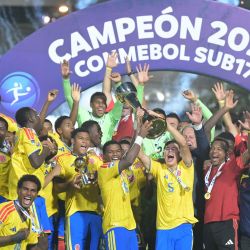 Los jugadores colombianos sostienen el trofeo tras ganar la final del Campeonato Sudamericano Sub-17 de fútbol entre Argentina y Colombia en el Estadio CARFEM de Ypane, Paraguay. | Foto:DANIEL DUARTE / AFP