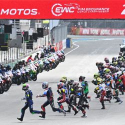 Los pilotos dan la salida a la 49ª edición de las 24 Horas de Le Mans, la carrera de resistencia de motos, en el circuito Bugatti de Le Mans, al noroeste de Francia. | Foto:JULIEN DE ROSA / AFP