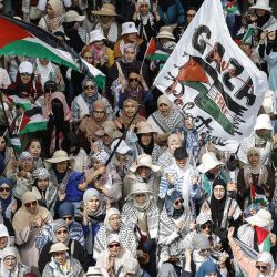 Manifestantes marroquíes ondean banderas durante una concentración en apoyo al pueblo palestino y en contra de la aprobación israelí de un proyecto de ley sobre la pena de muerte, en Rabat. Según la nueva ley, aprobada por el parlamento israelí el mes pasado, los palestinos de Cisjordania condenados por tribunales militares por perpetrar ataques mortales clasificados como "terrorismo" se enfrentarán a la pena de muerte como sentencia por defecto. | Foto:Abdel Majid Bziouat / AFP