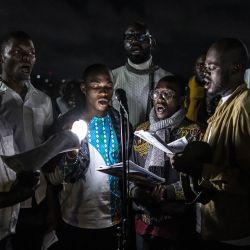 Miembros de un coro cantan durante una vigilia de oración nocturna en el quinto día del viaje apostólico de 11 días del Papa León XIV a África, en Yaundé, Camerún. | Foto:Patrick Meinhardt / AFP