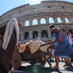 Personas participan en un desfile para celebrar el 2.779 cumpleaños de la ciudad, en Roma, Italia. La ciudad de Roma organiza varias actividades para celebrar el próximo 2.779 aniversario de su legendaria fundación con recreaciones históricas de antiguos rituales romanos. | Foto:Xinhua/Wang Kaiyan