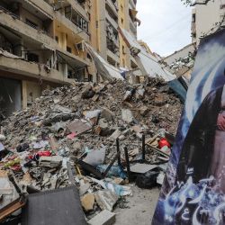 Un niño permanece de pie entre los escombros de un edificio destruido junto a un retrato del asesinado líder supremo de Irán, el ayatolá Ali Khamenei, durante una gira de prensa organizada por el grupo militante Hezbolá, respaldado por Irán, en el área de Haret Hreik, en los suburbios del sur de Beirut. Líbano se vio involucrado en la guerra de Oriente Medio el 2 de marzo, cuando Hezbolá lanzó ataques contra Israel para vengar el asesinato del líder iraní. Israel ha respondido con amplios ataques en todo Líbano y una ofensiva terrestre. | Foto:Ibrahim Amro / AFP