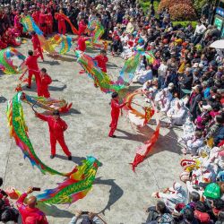 Vista aérea tomada con un dron de aldeanos realizando una presentación en un evento en celebración del Festival Sanyuesan, en Taizhou, en la provincia de Jiangsu, en el este de China. | Foto:Xinhua/Tang Dehong