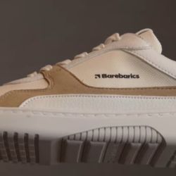 Entre la libertad del movimiento y la necesidad de soporte, el calzado redefine su rol en la vida urbana.