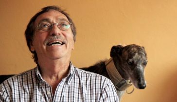 Luis Brandoni junto a uno de sus perros 