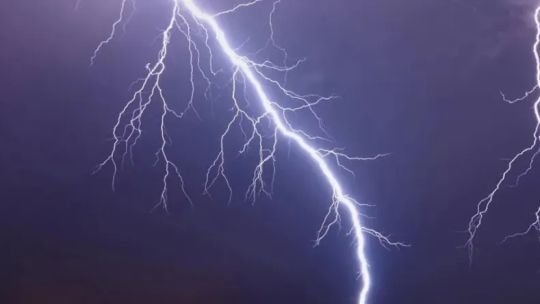 Milagro en Chaco: una joven sobrevivió al impacto de un rayo mientras cocinaba en plena tormenta