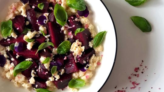 Remolachas a la sal con ricota marinada: la receta simple que eleva lo cotidiano