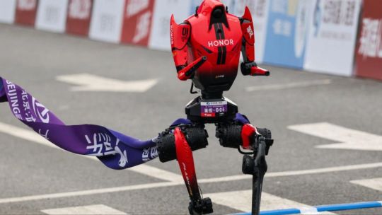 Humanoides completan una media maratón en Beijing y demuestran capacidades físicas superiores a los atletas amateurs promedios