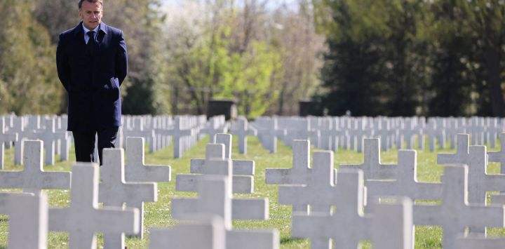 El presidente francés Emmanuel Macron se encuentra en el cementerio militar francés de Gdansk al inicio de su visita de un día a Polonia.
