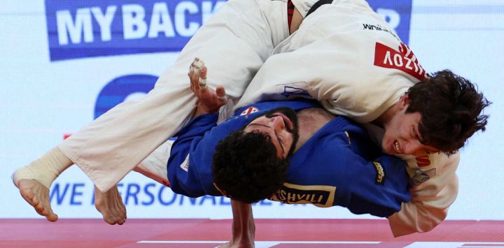 El ruso Timur Arbuzov (de blanco) y el georgiano Tato Grigalashvili compiten por la medalla de oro en la categoría masculina de menos de 81 kg en el Campeonato Europeo Senior de Judo 2026 en Tiflis.