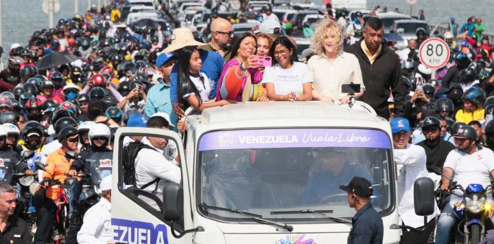 Imagen proveída por la Presidencia de Venezuela de la presidenta encargada venezolana, Delcy Rodríguez, encabezando el inicio de la "Gran Peregrinación Nacional" en el Puente General Rafael Urdaneta, en el estado Zulia, Venezuela. Organizaciones sociales, políticas y religiosas iniciaron en Venezuela la llamada "Gran Peregrinación Nacional" convocada por Rodríguez para exigir el cese de las sanciones estadounidenses y pronunciarse en favor de la paz, informó el Gobierno del país sudamericano.