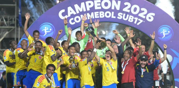 Los jugadores colombianos sostienen el trofeo tras ganar la final del Campeonato Sudamericano Sub-17 de fútbol entre Argentina y Colombia en el Estadio CARFEM de Ypane, Paraguay.