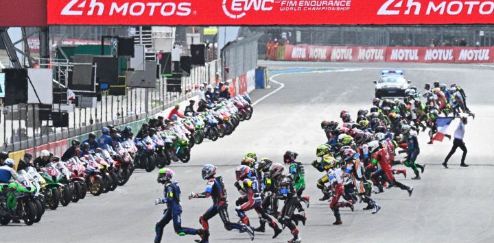 Los pilotos dan la salida a la 49ª edición de las 24 Horas de Le Mans, la carrera de resistencia de motos, en el circuito Bugatti de Le Mans, al noroeste de Francia.