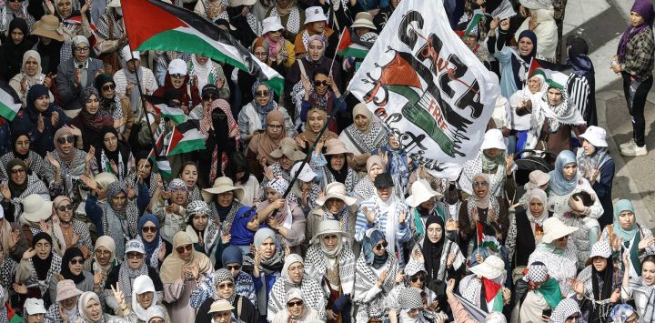 Manifestantes marroquíes ondean banderas durante una concentración en apoyo al pueblo palestino y en contra de la aprobación israelí de un proyecto de ley sobre la pena de muerte, en Rabat. Según la nueva ley, aprobada por el parlamento israelí el mes pasado, los palestinos de Cisjordania condenados por tribunales militares por perpetrar ataques mortales clasificados como "terrorismo" se enfrentarán a la pena de muerte como sentencia por defecto.