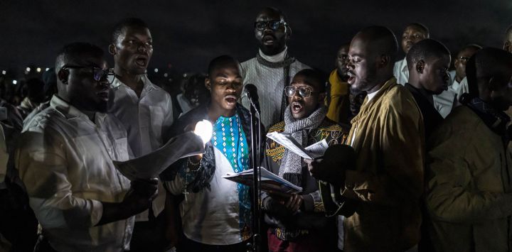 Miembros de un coro cantan durante una vigilia de oración nocturna en el quinto día del viaje apostólico de 11 días del Papa León XIV a África, en Yaundé, Camerún.