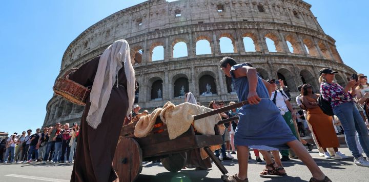 Personas participan en un desfile para celebrar el 2.779 cumpleaños de la ciudad, en Roma, Italia. La ciudad de Roma organiza varias actividades para celebrar el próximo 2.779 aniversario de su legendaria fundación con recreaciones históricas de antiguos rituales romanos.