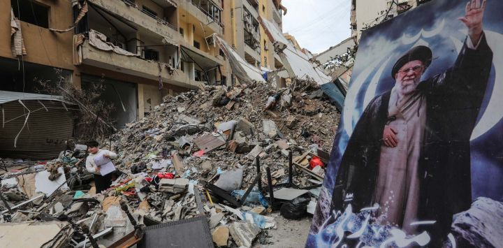 Un niño permanece de pie entre los escombros de un edificio destruido junto a un retrato del asesinado líder supremo de Irán, el ayatolá Ali Khamenei, durante una gira de prensa organizada por el grupo militante Hezbolá, respaldado por Irán, en el área de Haret Hreik, en los suburbios del sur de Beirut. Líbano se vio involucrado en la guerra de Oriente Medio el 2 de marzo, cuando Hezbolá lanzó ataques contra Israel para vengar el asesinato del líder iraní. Israel ha respondido con amplios ataques en todo Líbano y una ofensiva terrestre.