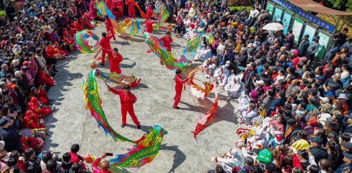 Vista aérea tomada con un dron de aldeanos realizando una presentación en un evento en celebración del Festival Sanyuesan, en Taizhou, en la provincia de Jiangsu, en el este de China.