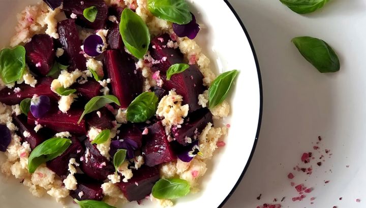 Remolachas a la sal con ricota marinada: la receta simple que eleva lo cotidiano