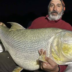 La pesca con devolución no solo garantiza la conservación de la especie, sino que también permite sostener la calidad de los pesqueros a largo plazo.